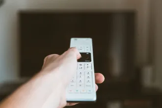 Televizyon ekranı ve uzaktan kumanda