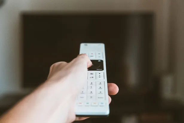 Televizyon ekranı ve uzaktan kumanda