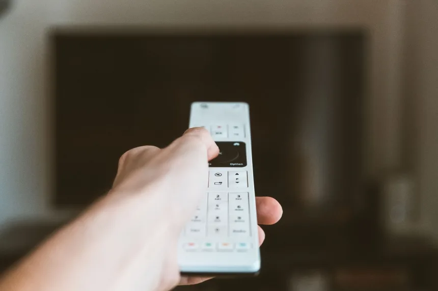 Televizyon ekranı ve uzaktan kumanda