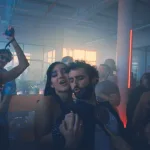 Film festivali gecesinde kırmızı halı ve sinema atmosferi