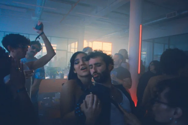Film festivali gecesinde kırmızı halı ve sinema atmosferi