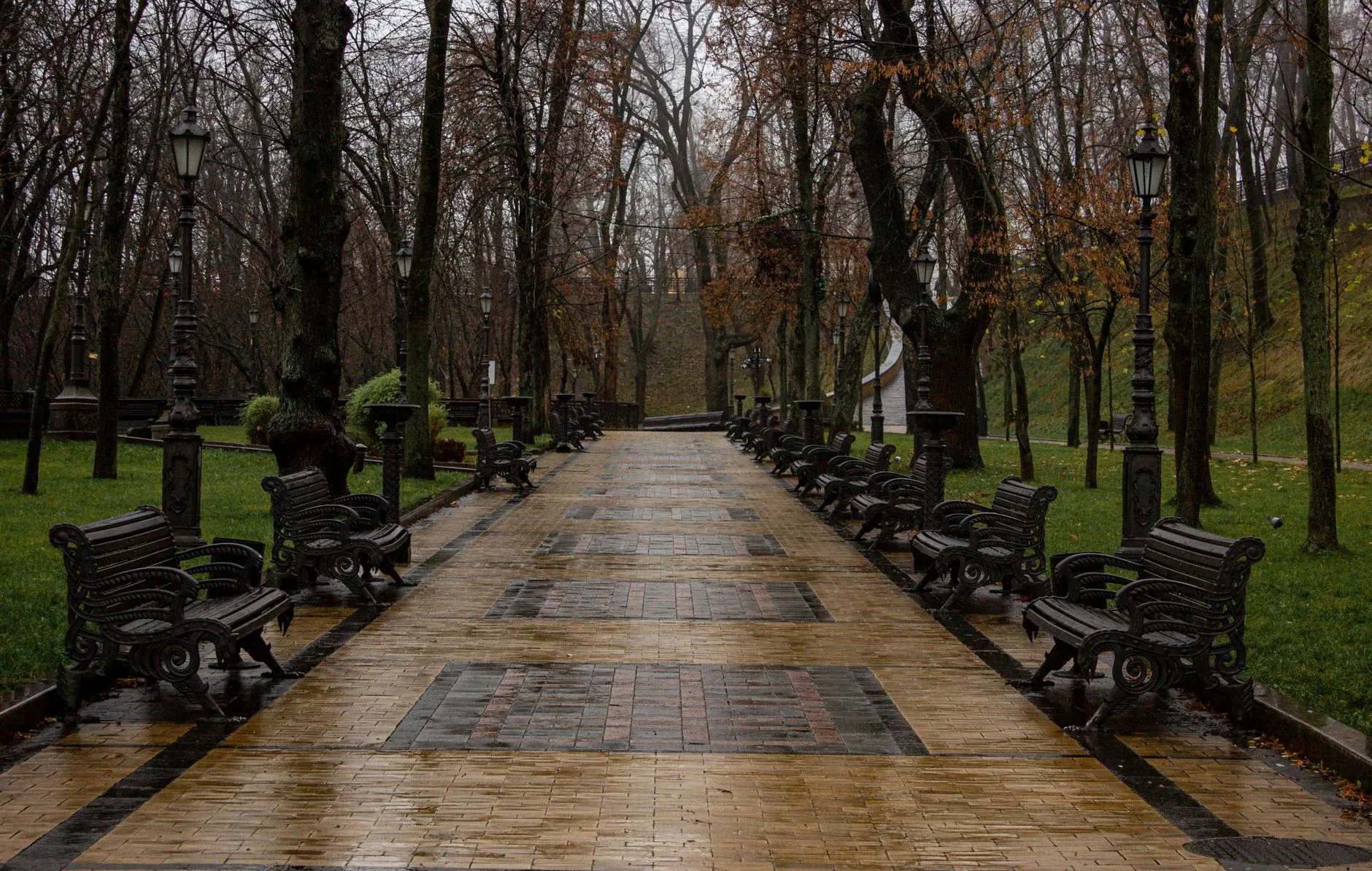 Londra'da yağmurlu bir günde boş park bankı