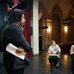 Sesli drama yapımı için prova yapan oyuncular