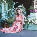 Celia Birtwell ile Ossie Clark’ın çiçekli kumaşlardan oluşan moda mirasını çağrıştıran vintage elbise