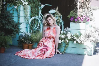 Celia Birtwell ile Ossie Clark’ın çiçekli kumaşlardan oluşan moda mirasını çağrıştıran vintage elbise