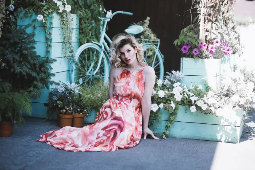 Celia Birtwell ile Ossie Clark’ın çiçekli kumaşlardan oluşan moda mirasını çağrıştıran vintage elbise