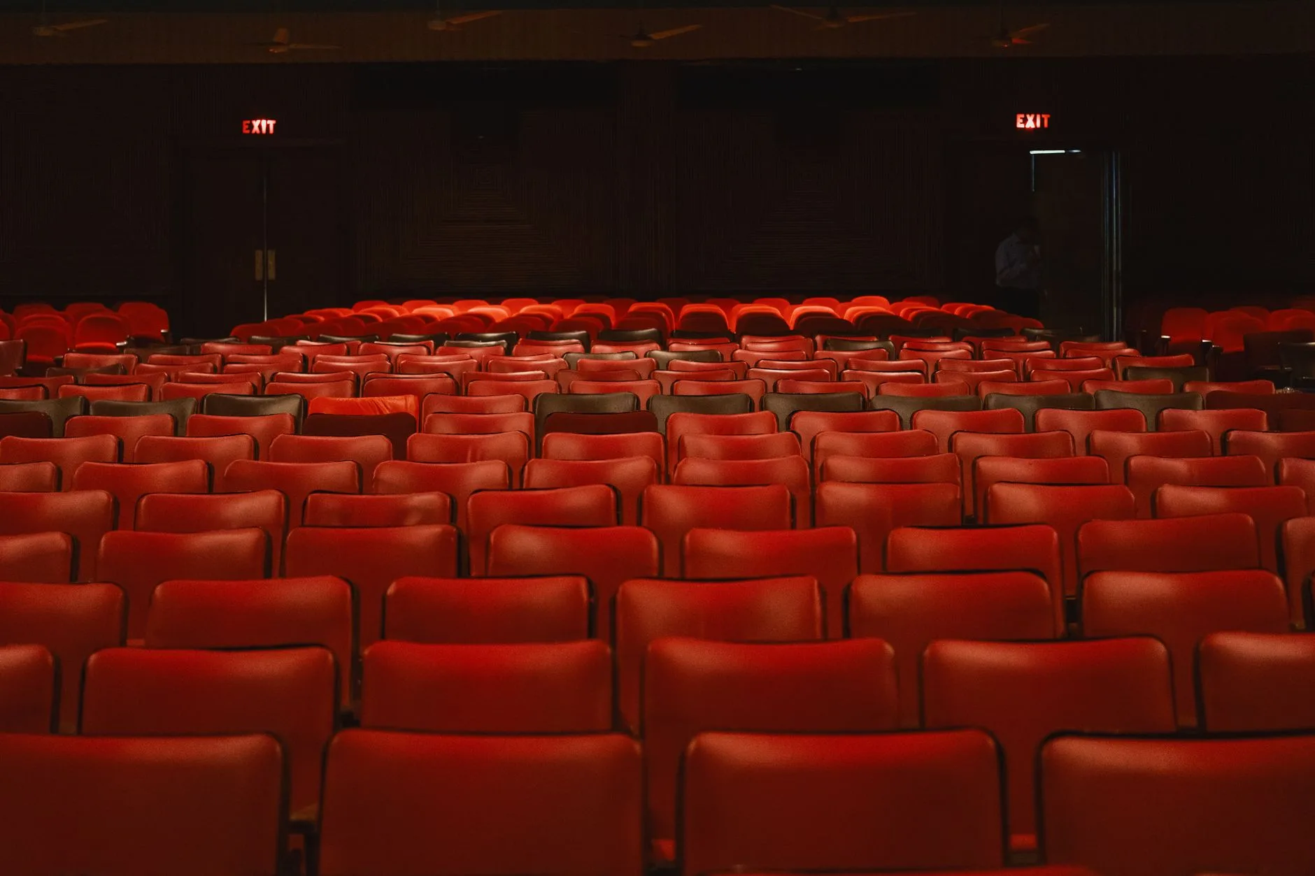 Gerilimli bir atmosfer yaratan boş sinema salonu