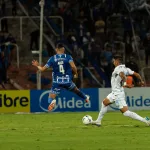 Gece oynanan bir Amerikan futbolu maçında stadyum ve saha