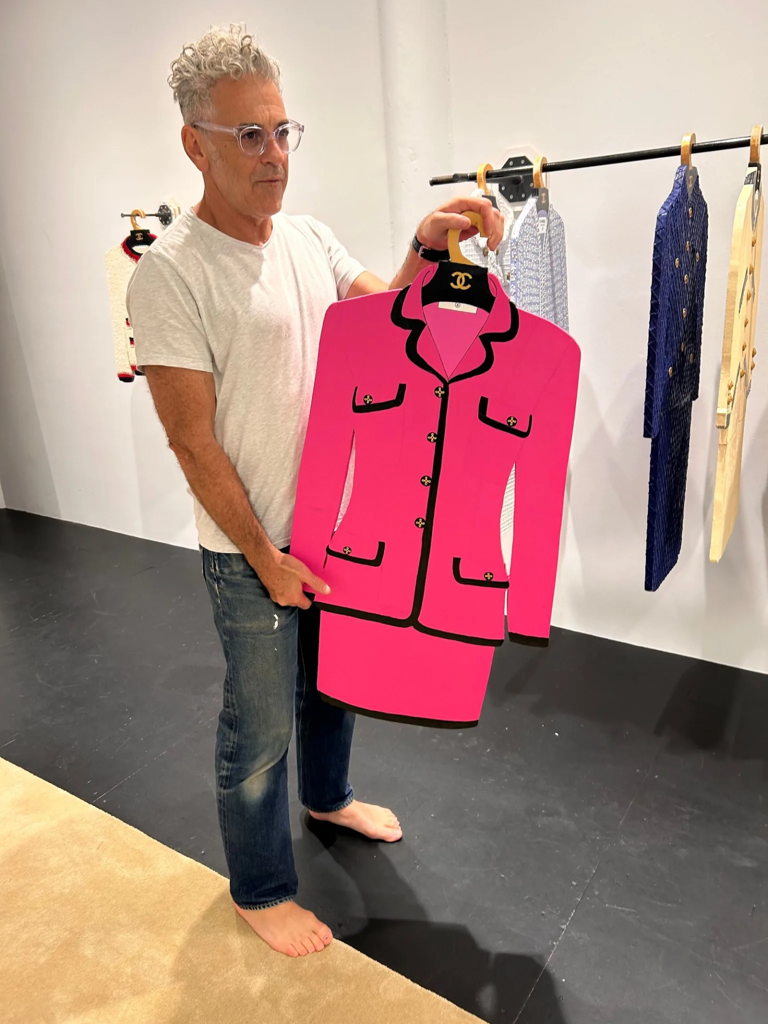 Kontrplak sanat eserleriyle yeniden tasarlanmış butik iç mekanı