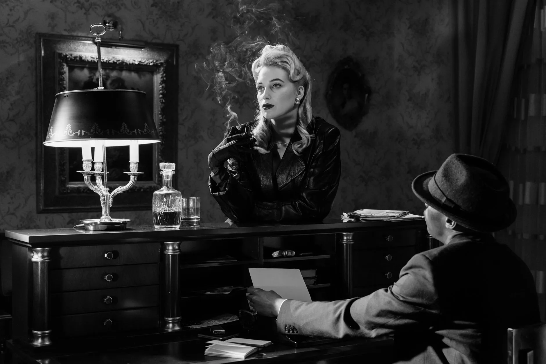 1970’ler atmosferini yansıtan eski bir Hollywood ofisi