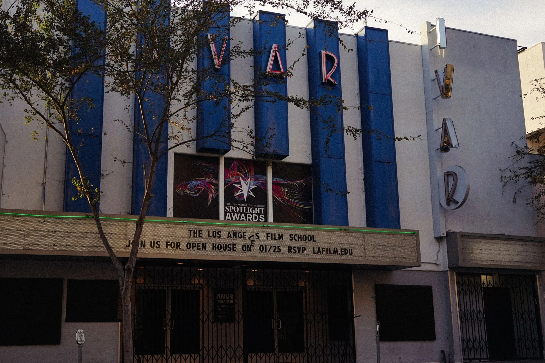 Hollywood ödül sezonunda düzenlenen kalabalık bir davet