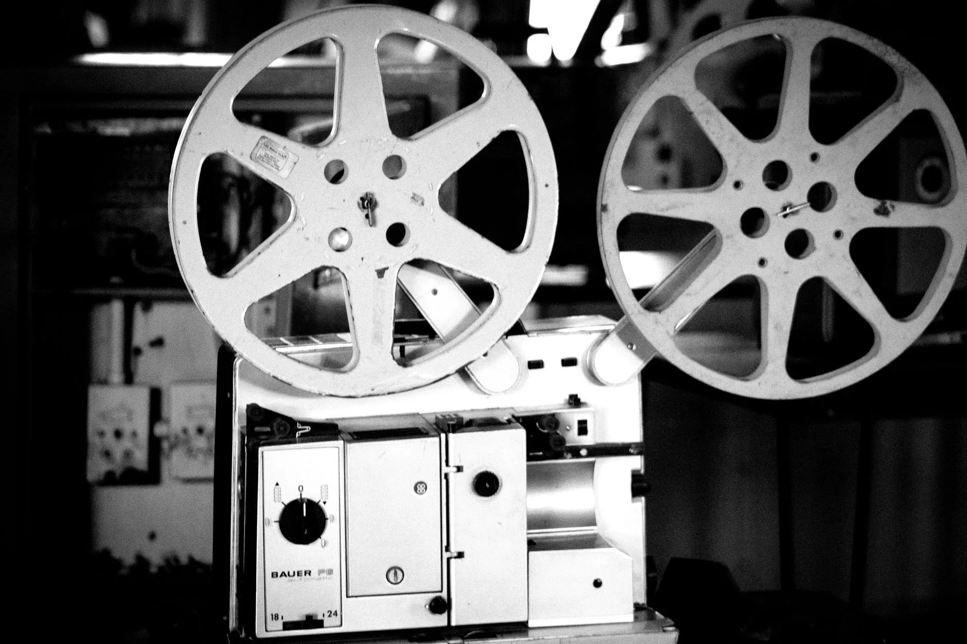 Eski bir sinema projektörüyle yapılan film gösterimi