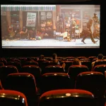 Dünya sineması gösteriminde film izleyen seyirciler
