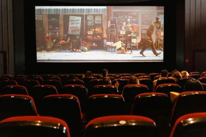 Dünya sineması gösteriminde film izleyen seyirciler