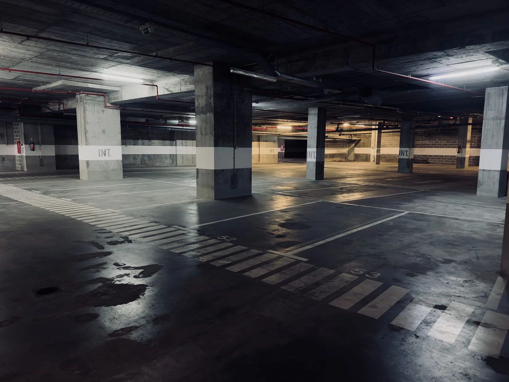 Karanlık ve atmosferik çok katlı bir otopark