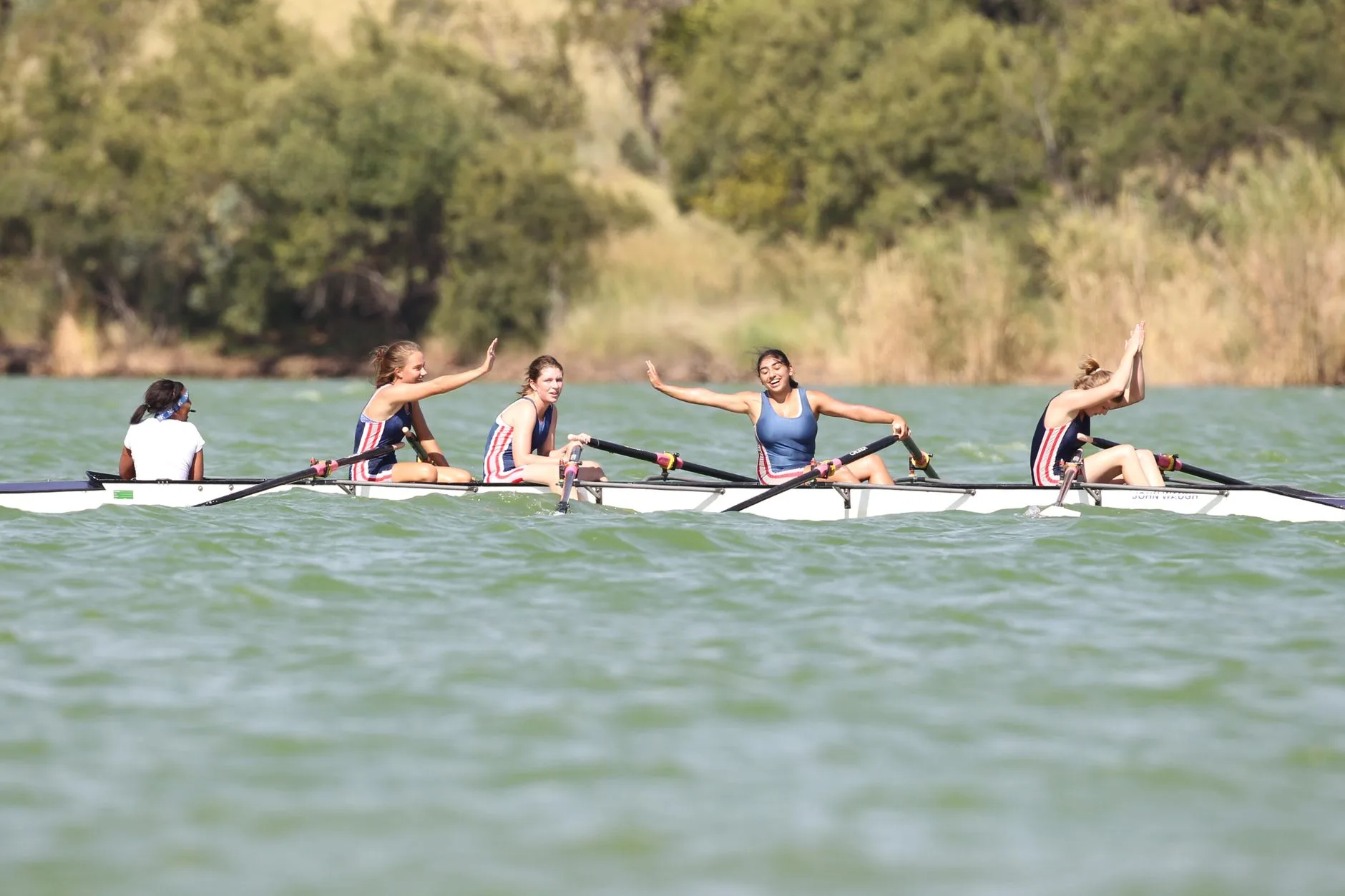 Suda kürek eğitimi yapan genç sporcular