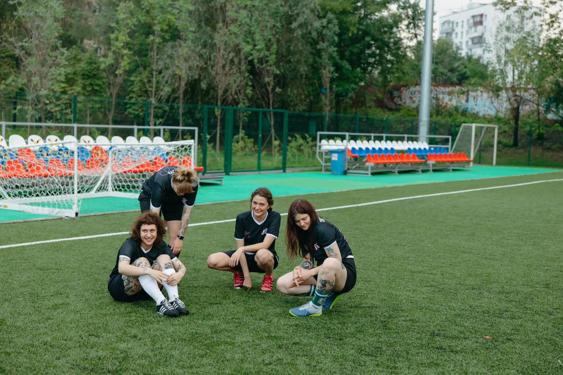 Birlikte vakit geçiren genç kadın spor takımı