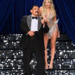 Dans yarışması sahnesinde performans sergileyen çift