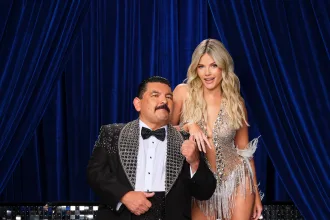 Dans yarışması sahnesinde performans sergileyen çift