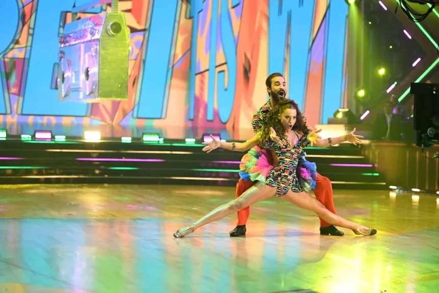 Canlı dans yarışmasında sahnede performans sergileyen çift