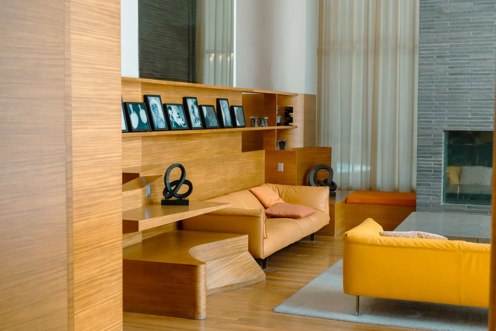 New York'ta dağınık bir apartman dairesinin içi
