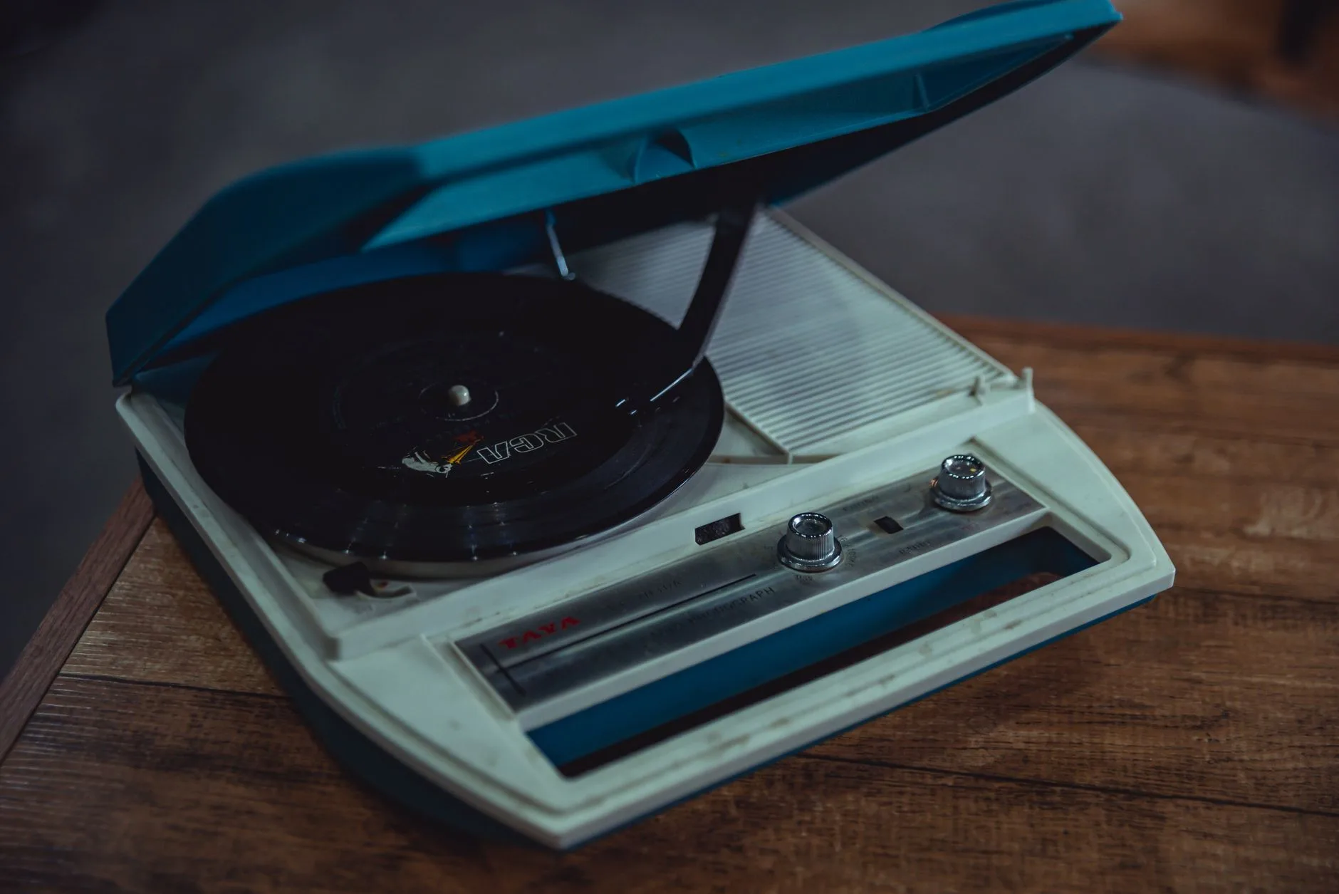 Eski bir plak ve plakçalarla müzik arşivi atmosferi