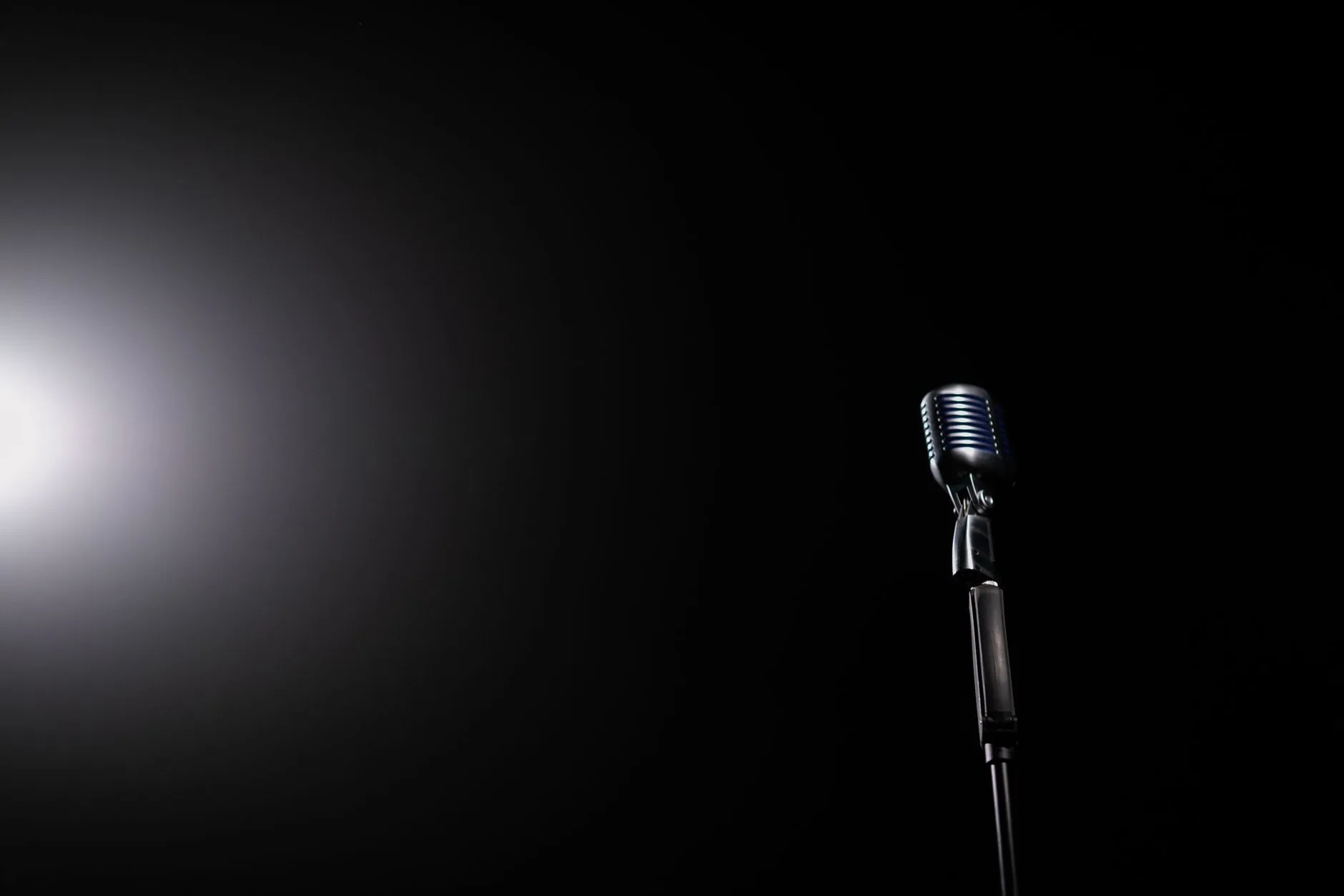 Spot ışığı altında sahnedeki mikrofon