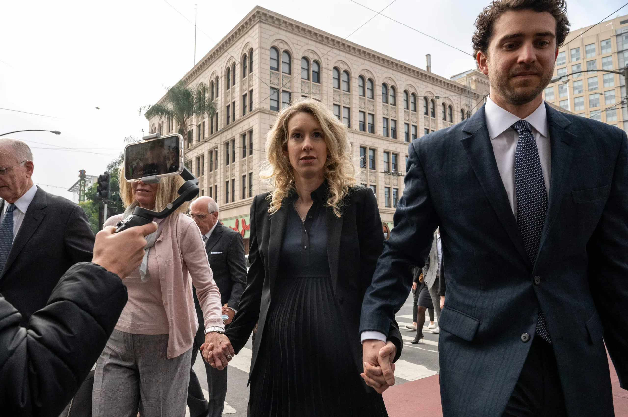 Elizabeth Holmes Belgeseli You Can See Everything İçin İlk Fragman Yayınlandı