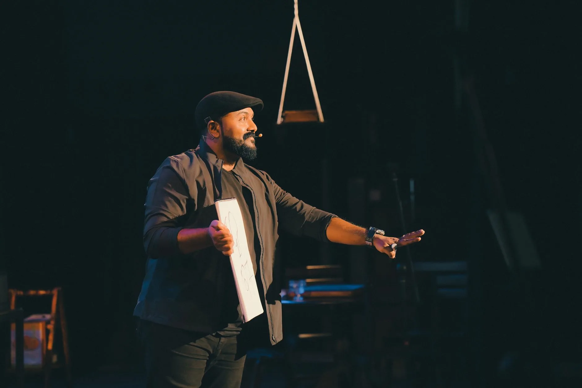 Tiyatro sahnesinde Hamlet performansını canlandıran oyuncu