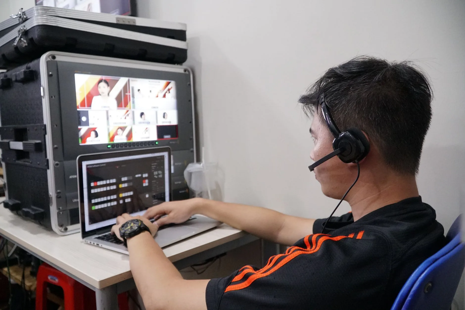 Dijital yayın hazırlığı yapılan prodüksiyon kontrol odası