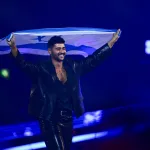 Boş bir konser arenasında sahne ışıkları