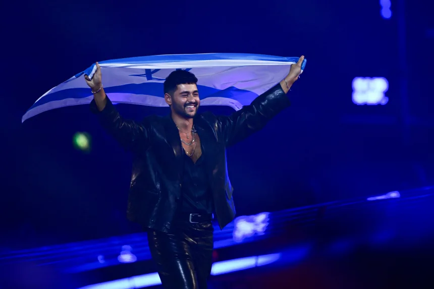 Boş bir konser arenasında sahne ışıkları