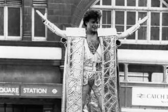 Gary Glitter belgeseli haberini temsil eden karanlık bir belgesel kurgu odası