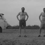 Guria filmindeki kırsal Gürcistan atmosferini çağrıştıran siyah beyaz köy görünümü