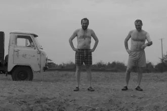 Guria filmindeki kırsal Gürcistan atmosferini çağrıştıran siyah beyaz köy görünümü