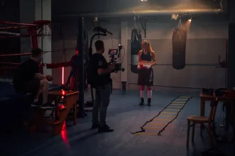 Anthony Ippolito’nun I Play Rocky filmi için boks rolüne hazırlanmasını temsil eden boş bir ring