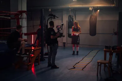 Anthony Ippolito’nun I Play Rocky filmi için boks rolüne hazırlanmasını temsil eden boş bir ring