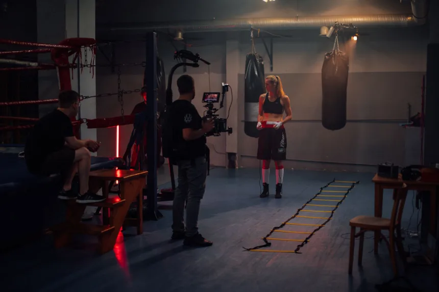 Anthony Ippolito’nun I Play Rocky filmi için boks rolüne hazırlanmasını temsil eden boş bir ring