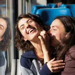 Etna Dağı’nda yürüyen iki kadını çağrıştıran volkanik dağ manzarası