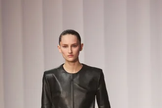 İlkbahar koleksiyonlarını tanıtan moda podyumu
