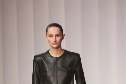 İlkbahar koleksiyonlarını tanıtan moda podyumu
