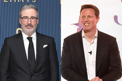 Gece kuşağı talk show programında sunucu masası