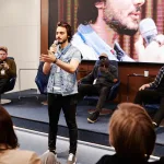 Talk show finalinde sahnede duygusal anlar yaşayan sunucu