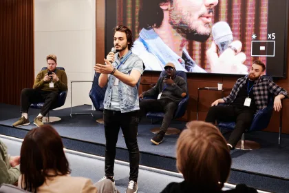 Talk show finalinde sahnede duygusal anlar yaşayan sunucu