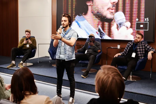 Talk show finalinde sahnede duygusal anlar yaşayan sunucu