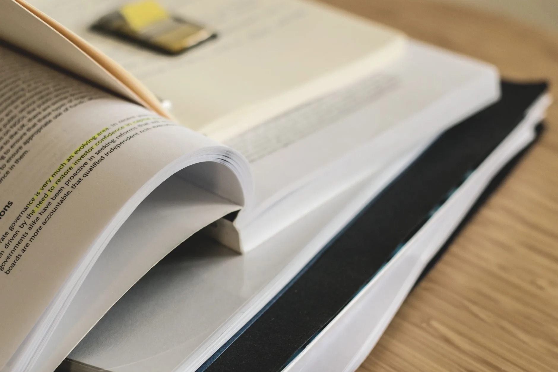 Çalışma masasının üzerinde açık duran kitap
