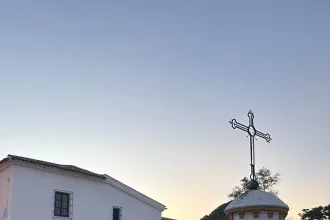 Huelva’daki La Rábida Manastırı’nın nehirlerin birleştiği bölgedeki görünümü