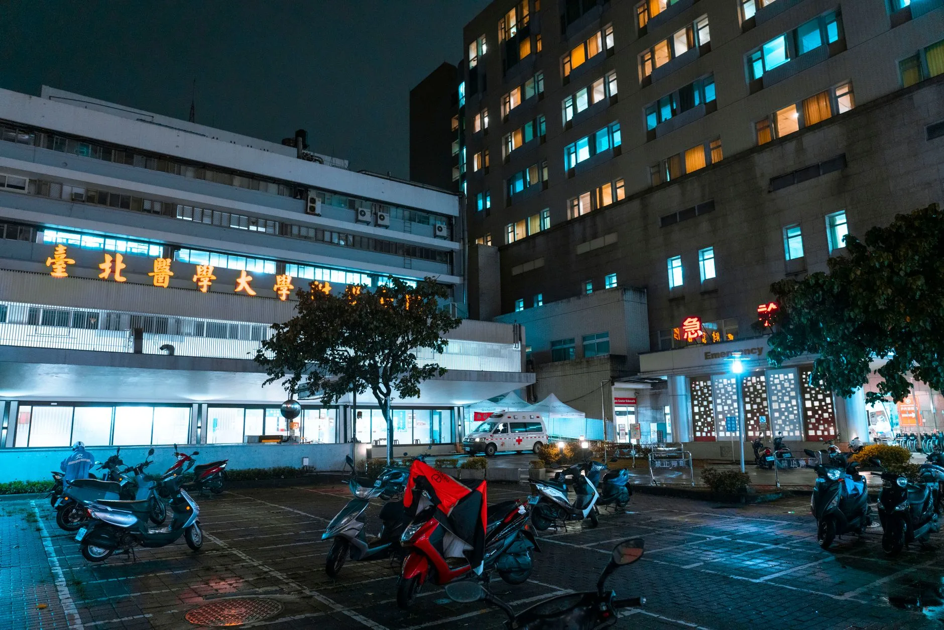Gece saatlerinde yoğun bir hastane acil servisi