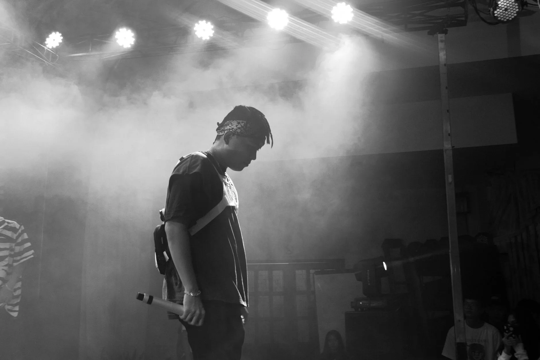 Mikrofon başında sahne alan rapçi ve konser ışıkları