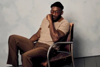 Mahershala Ali’nin başrolünde yer aldığı filmdeki baba ve çocuk temasını yansıtan sinematik sahne